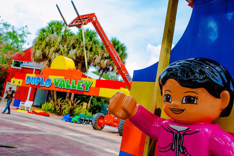 LEGOLAND ® Florida began instillation of an iconic archway to the site of the DUPLO ® Valley expansion, marking the final major construction milestone ahead of the area’s May 23 opening. COPYRIGHT: LEGOLAND Florida
